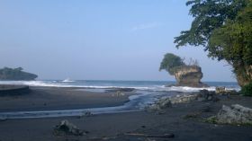 Alaminya Pantai Madasari yang Jauh dari Keramaian Pangandaran