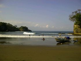 Alaminya Pantai Madasari yang Jauh dari Keramaian Pangandaran