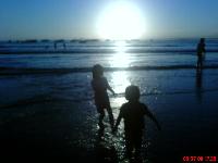Anak-anak bermain di Pantai