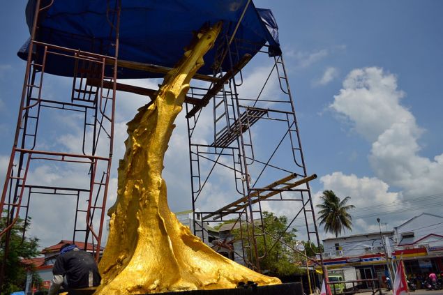 Tugu Ikan Bundaran Pangandaran Berwarna Emas