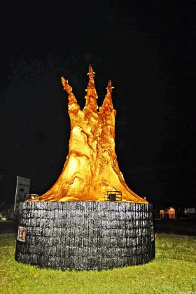 Tugu Ikan Bundaran Pangandaran Berwarna Emas