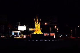 Tugu Ikan Bundaran Pangandaran Berwarna Emas