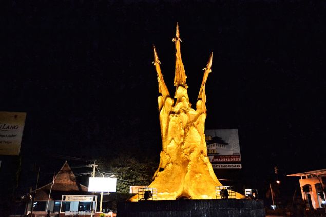 Tugu Ikan Bundaran Pangandaran Berwarna Emas