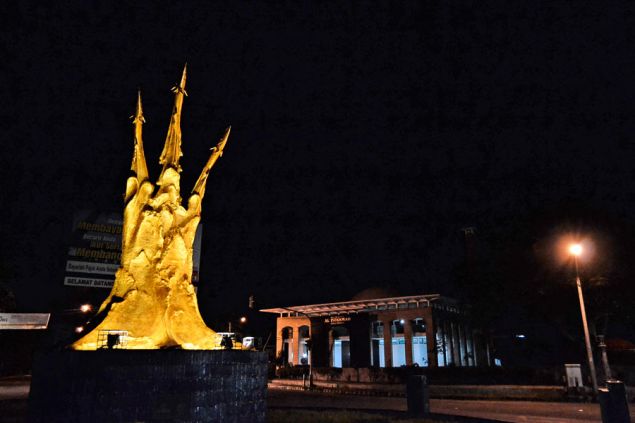 Tugu Ikan Bundaran Pangandaran Berwarna Emas