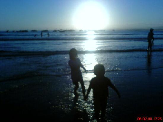 Anak-anak bermain di Pantai
