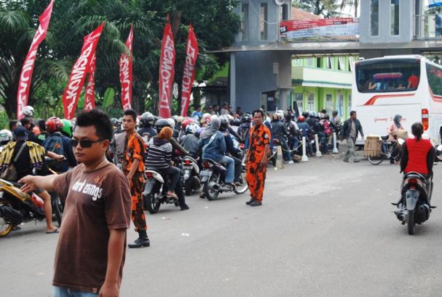 Galeri Antrian Kendaraan Mengular 2 KM jelang Masuk Gerbang Pantai