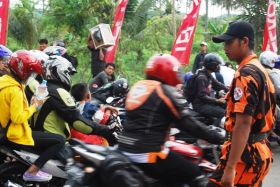 Galeri Antrian Kendaraan Mengular 2 KM jelang Masuk Gerbang Pantai