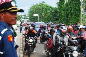 Galeri Antrian Kendaraan Mengular 2 KM jelang Masuk Gerbang Pantai