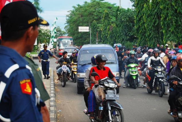 Galeri Antrian Kendaraan Mengular 2 KM jelang Masuk Gerbang Pantai