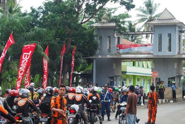 Galeri Antrian Kendaraan Mengular 2 KM jelang Masuk Gerbang Pantai