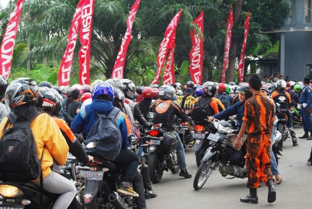 Galeri Antrian Kendaraan Mengular 2 KM jelang Masuk Gerbang Pantai