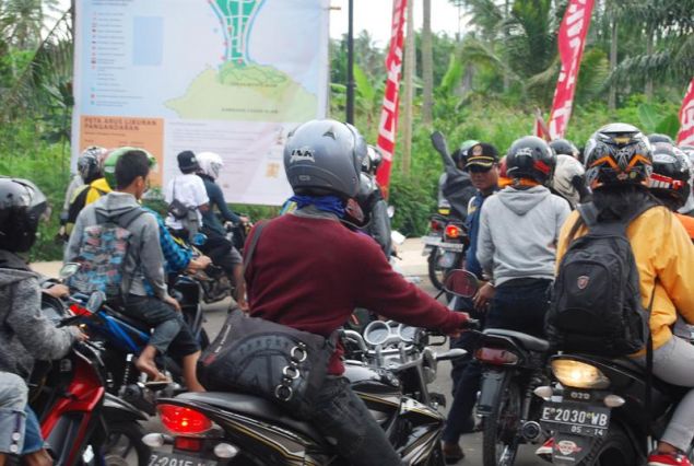 Galeri Antrian Kendaraan Mengular 2 KM jelang Masuk Gerbang Pantai