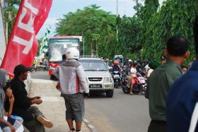 Galeri Antrian Kendaraan Mengular 2 KM jelang Masuk Gerbang Pantai