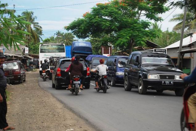 Galeri Antrian Kendaraan Mengular 2 KM jelang Masuk Gerbang Pantai