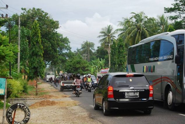 Galeri Antrian Kendaraan Mengular 2 KM jelang Masuk Gerbang Pantai