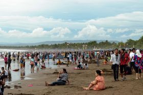 Detik-detik Pergantian Tahun 2011-2012 di Pantai Pangandaran