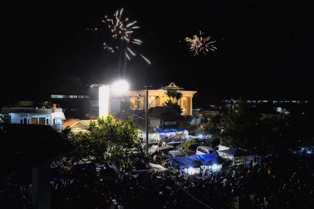 Detik-detik Pergantian Tahun 2011-2012 di Pantai Pangandaran