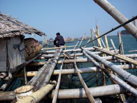 Asyiknya Mancing di Pantai Pangandaran