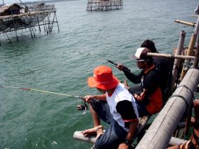 Asyiknya Mancing di Pantai Pangandaran