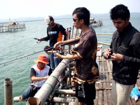 Asyiknya Mancing di Pantai Pangandaran