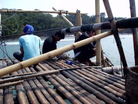 Asyiknya Mancing di Pantai Pangandaran