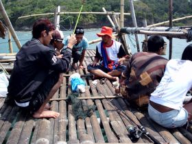 Asyiknya Mancing di Pantai Pangandaran