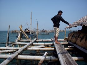 Asyiknya Mancing di Pantai Pangandaran