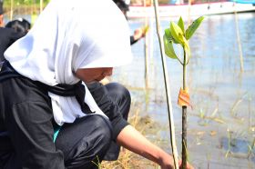 Ratusan Siswa Antusias Mengikuti Aksi Tanam Pohon