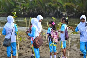 Ratusan Siswa Antusias Mengikuti Aksi Tanam Pohon