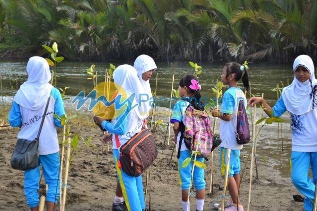 Ratusan Siswa Antusias Mengikuti Aksi Tanam Pohon