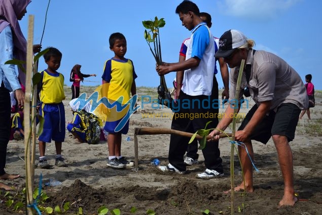 Ratusan Siswa Antusias Mengikuti Aksi Tanam Pohon