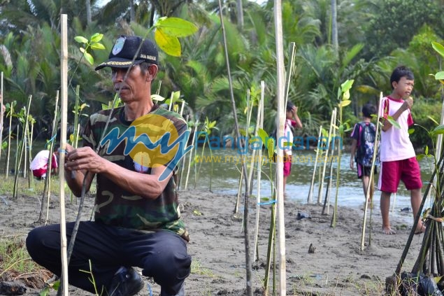 Ratusan Siswa Antusias Mengikuti Aksi Tanam Pohon