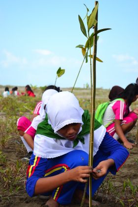 Ratusan Siswa Antusias Mengikuti Aksi Tanam Pohon