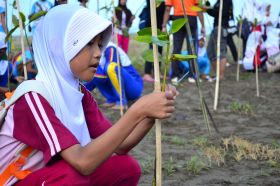 Ratusan Siswa Antusias Mengikuti Aksi Tanam Pohon