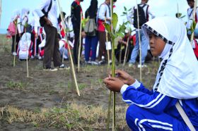 Ratusan Siswa Antusias Mengikuti Aksi Tanam Pohon