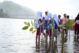 Ratusan Siswa Antusias Mengikuti Aksi Tanam Pohon