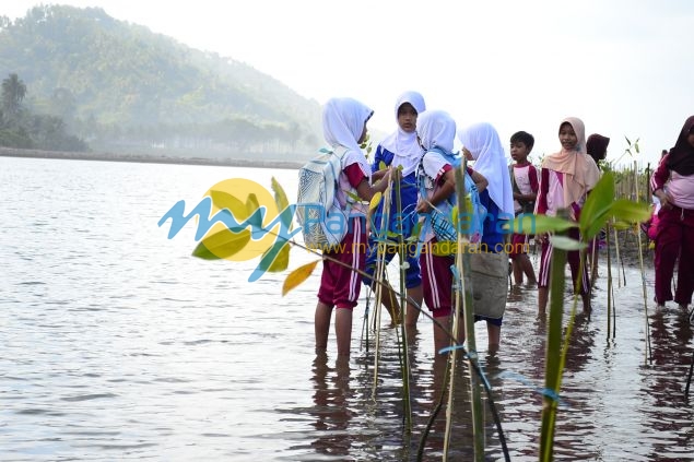 Ratusan Siswa Antusias Mengikuti Aksi Tanam Pohon