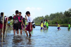 Ratusan Siswa Antusias Mengikuti Aksi Tanam Pohon