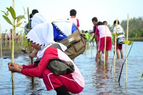 Ratusan Siswa Antusias Mengikuti Aksi Tanam Pohon