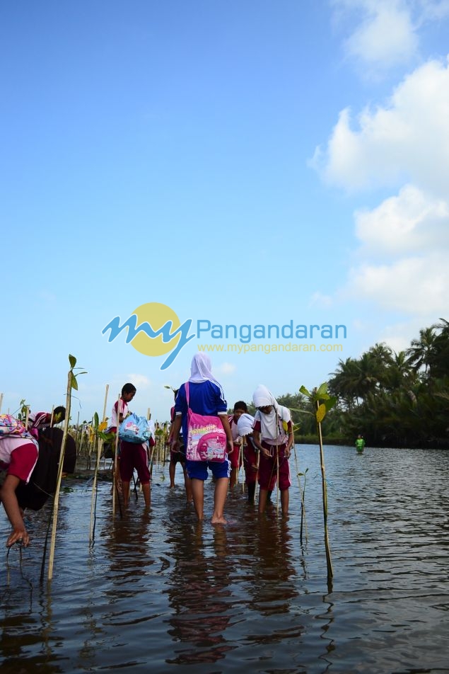 Ratusan Siswa Antusias Mengikuti Aksi Tanam Pohon