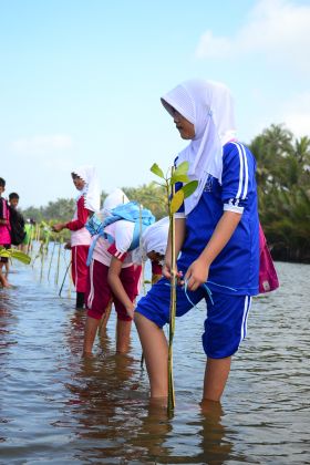 Ratusan Siswa Antusias Mengikuti Aksi Tanam Pohon