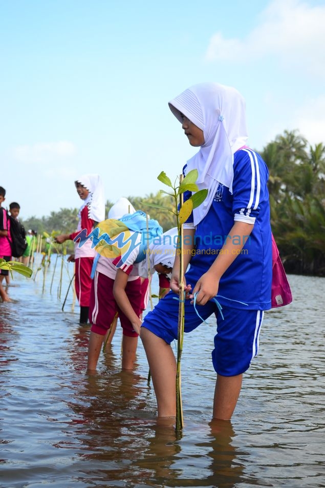 Ratusan Siswa Antusias Mengikuti Aksi Tanam Pohon