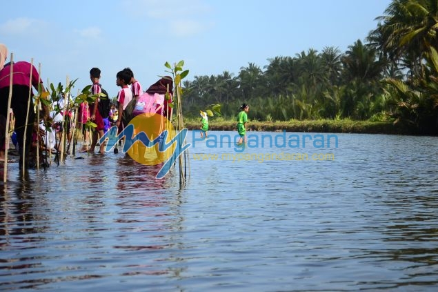 Ratusan Siswa Antusias Mengikuti Aksi Tanam Pohon