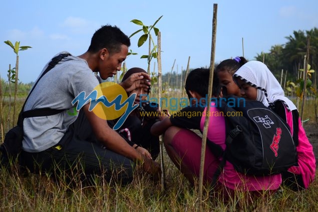 Ratusan Siswa Antusias Mengikuti Aksi Tanam Pohon