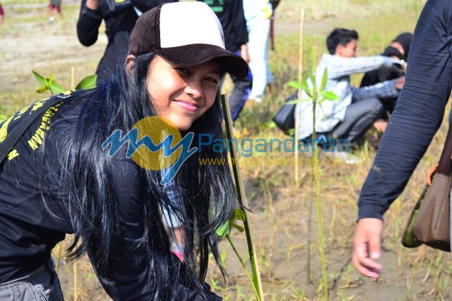 Ratusan Siswa Antusias Mengikuti Aksi Tanam Pohon