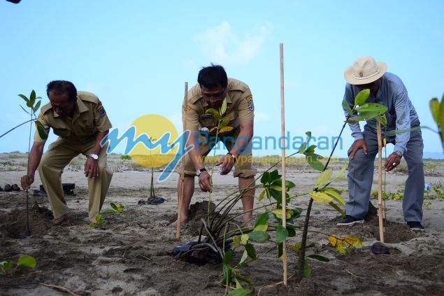 Ratusan Siswa Antusias Mengikuti Aksi Tanam Pohon