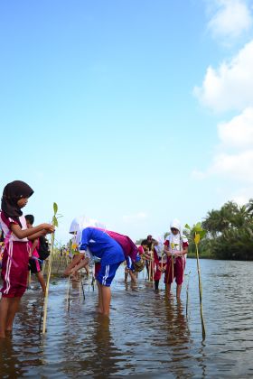 Ratusan Siswa Antusias Mengikuti Aksi Tanam Pohon