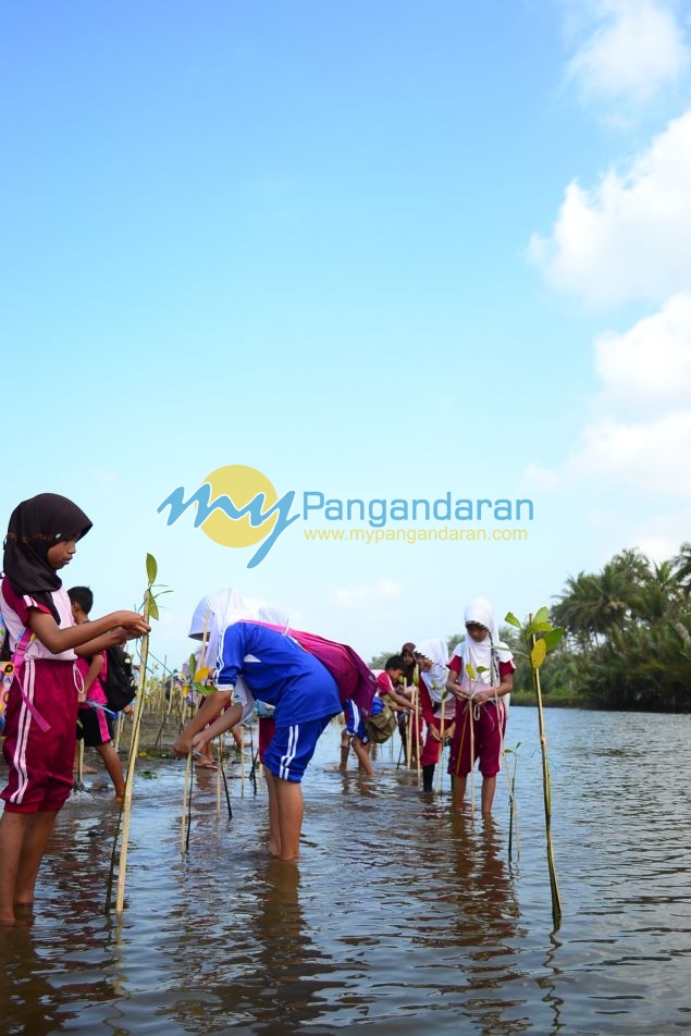 Ratusan Siswa Antusias Mengikuti Aksi Tanam Pohon