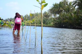 Ratusan Siswa Antusias Mengikuti Aksi Tanam Pohon