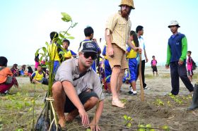 Ratusan Siswa Antusias Mengikuti Aksi Tanam Pohon